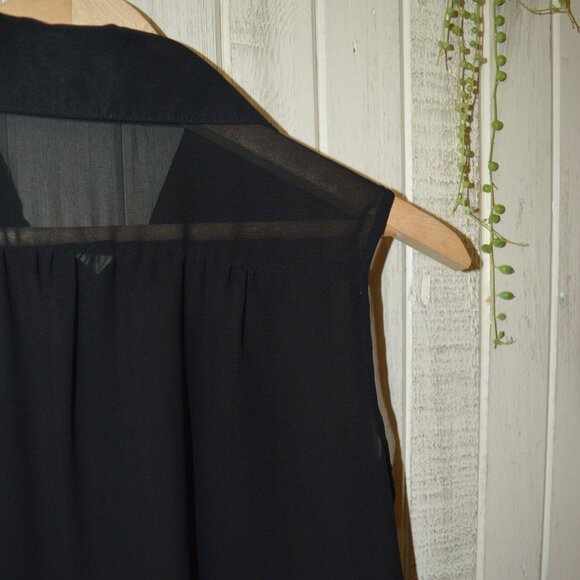 3/$15 🌺Jewel Collar sleeveless blouse - Picture 6 of 7